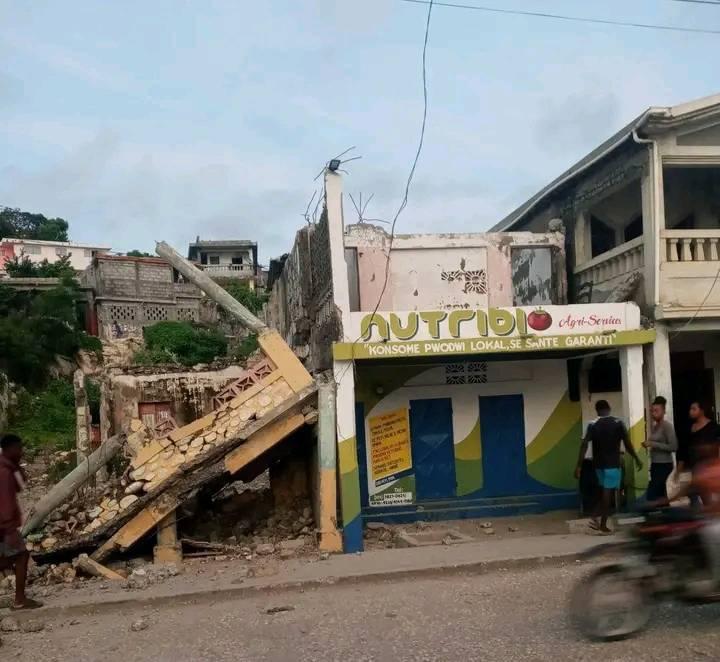 8Maisons detruites à Jeremie, la ville pres des GOMMIERS.jpg
